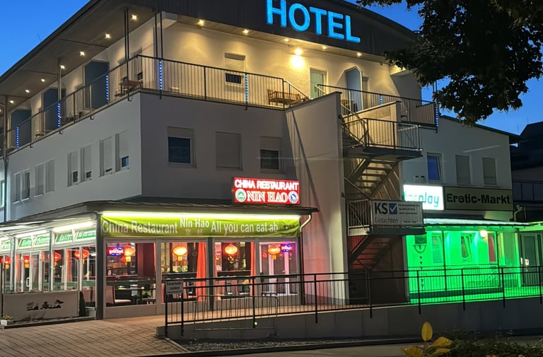 The hotel has a Chinese restaurant.