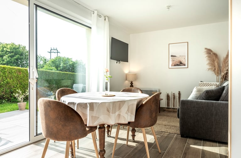 Salon ensoleillé maison avec vue sur jardin