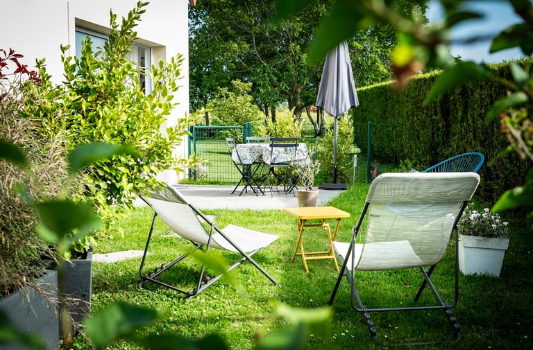 Jardin ensoleillé avec terrasse et végétation