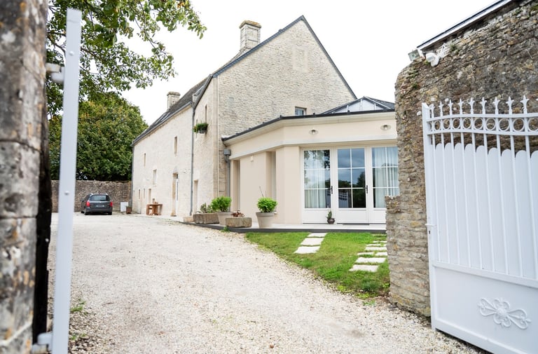 Maison en campagne avec une façade en pierre