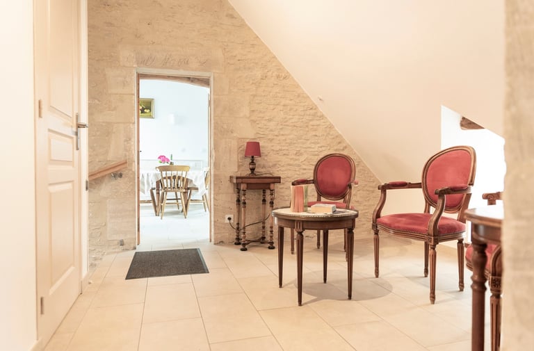 Salon lumineux et ensoleillé mansardé
