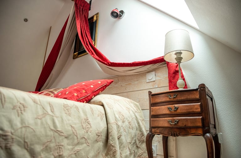 Table de chevet à côté du lit King size