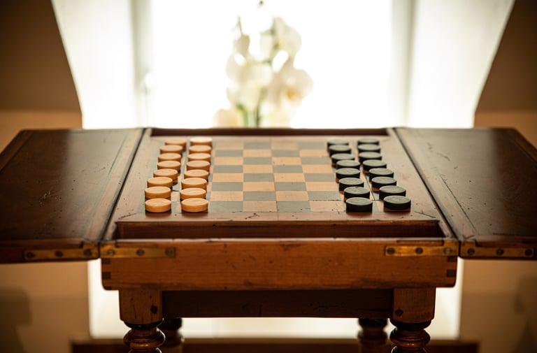 Petite table contenant un jeu d'échec