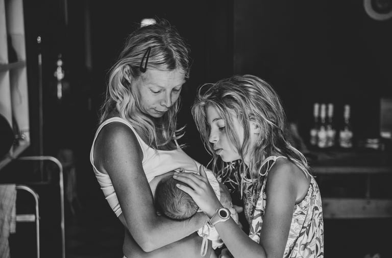 Une femme allaite pendant qu'une adolescente caresse le bébé, Zohra Elmes, Genève