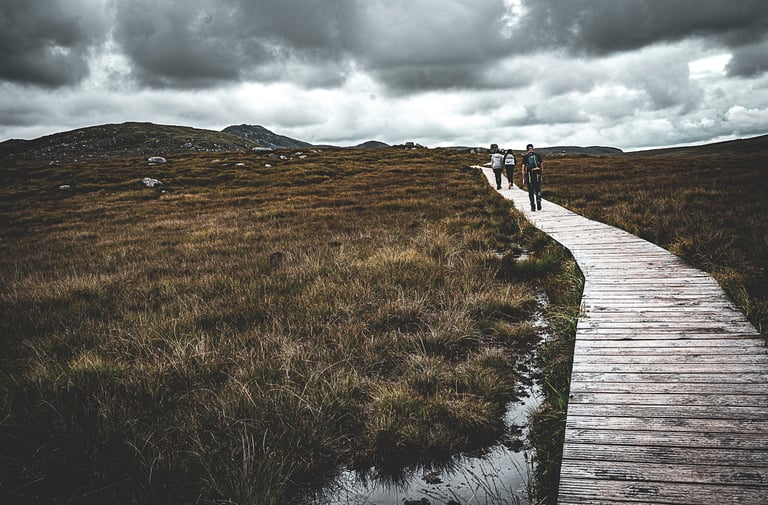 un chemin de randonnée dans le Connemara en Irlande
