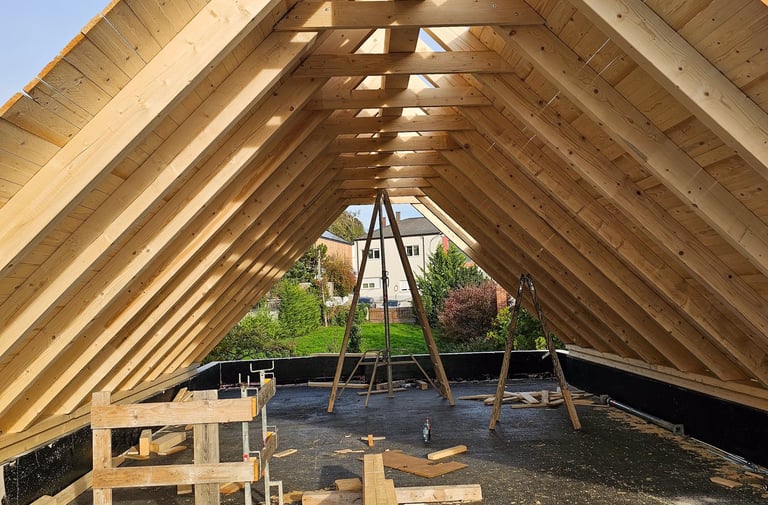Holzdachkonstruktion beim Neubau eines Wohnhauses