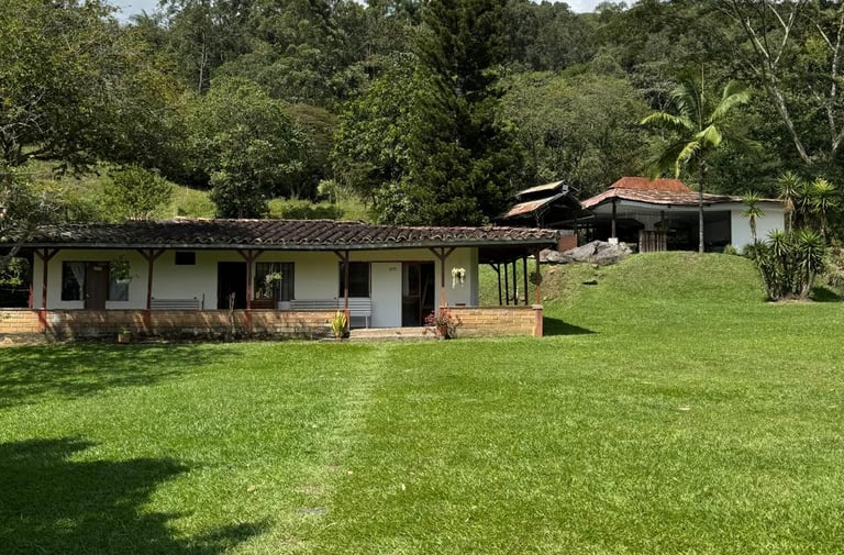 Casa para internos con naturaleza piscina buen ambiente en copacabana cerca a la ciudad