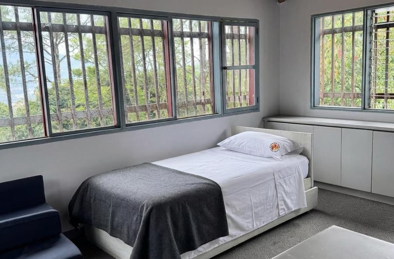 Casa para internos con naturaleza piscina buen ambiente habitaciones individuales