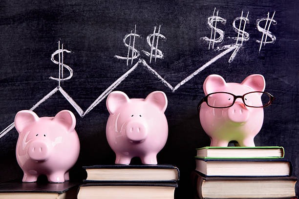 imagem de três porquinhos da poupança demonstrando o crescimento financeiro a longo prazo.