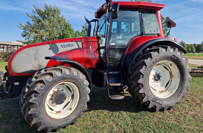 naudota žemės ūkio technika: Valtra, Sampo, MF, Massey Ferguson, Amazone, Kverneland, Vaderstad.