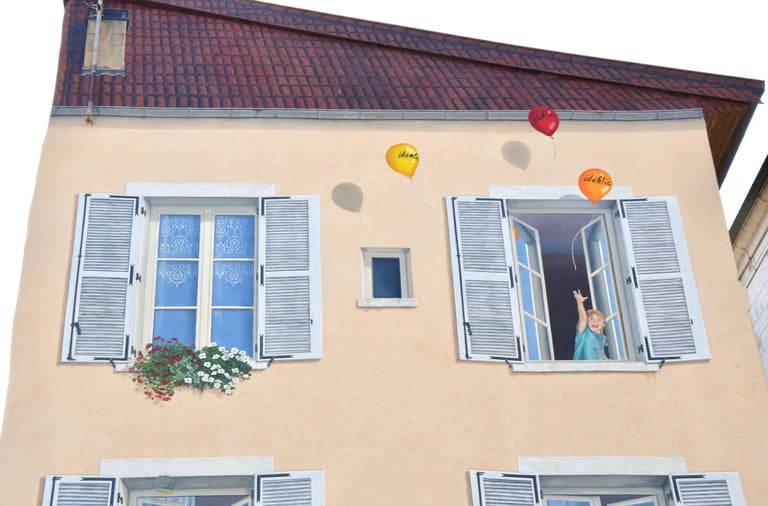 2ème étage avec fenêtres et toiture en trompe-l'oeil sur une façade située à Moirans-en-Montagne 39.