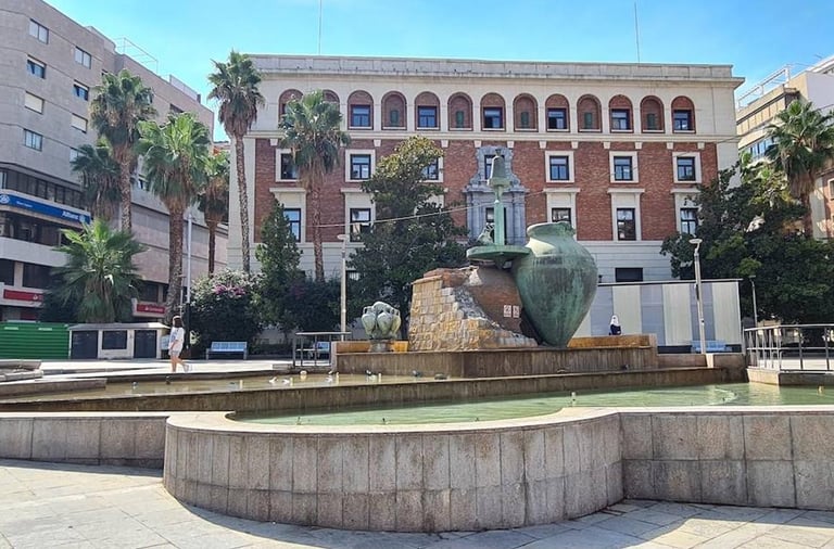 Jaen centro l Asociación de vecinos. Plaza de la Constitución y edificio de la AEAT. Jaén centro