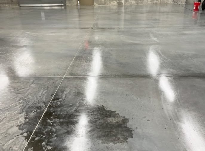 LIGHT FINISH ON THE CONCRETE WITH HIGH GLOSS FINISH