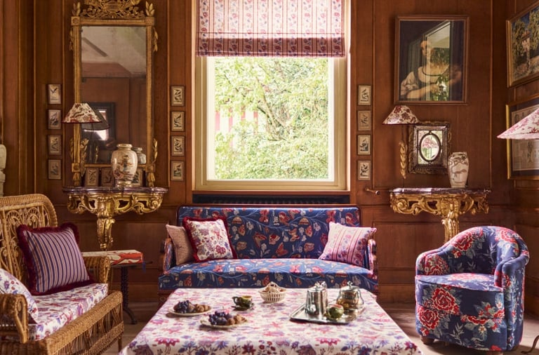 Un salon richement décoré avec des meubles sophistiqués et une fenêtre apportant de la clarté