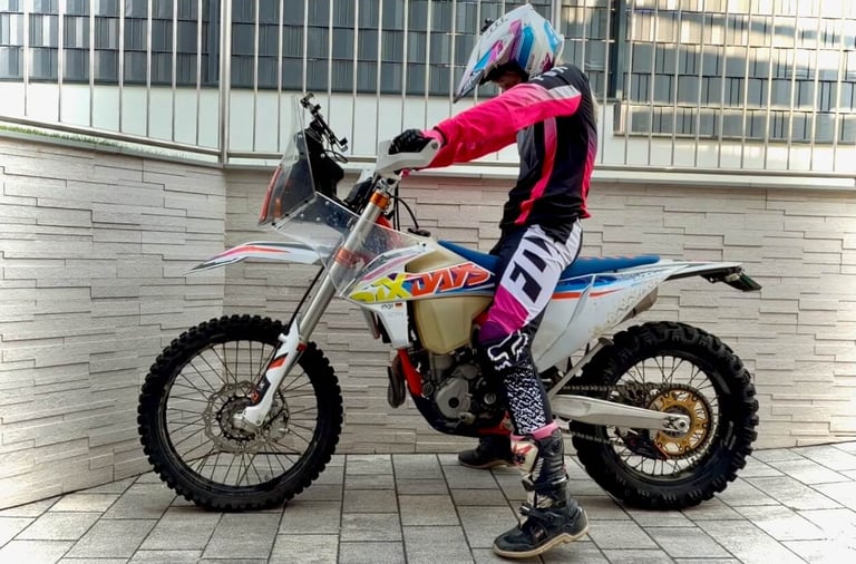 Yogalehrerin Anja auf dem Motorrad in der Cat Haltung mit Katzenbuckel zur Entlastung des Rückens