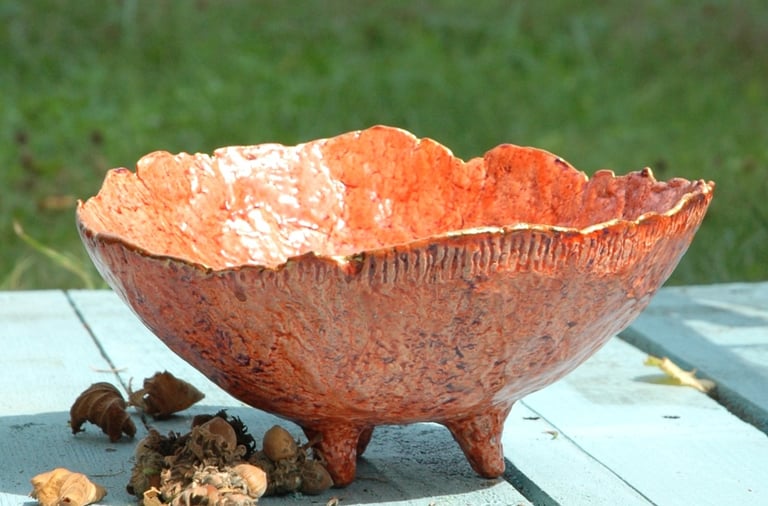 coupe à 3 pieds à bords asymétriques en papier mâché recyclé et glacis acrylique couleur coquelicot