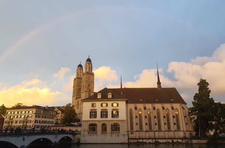 Wasserkirche und Grossmünster mit Regenbogen