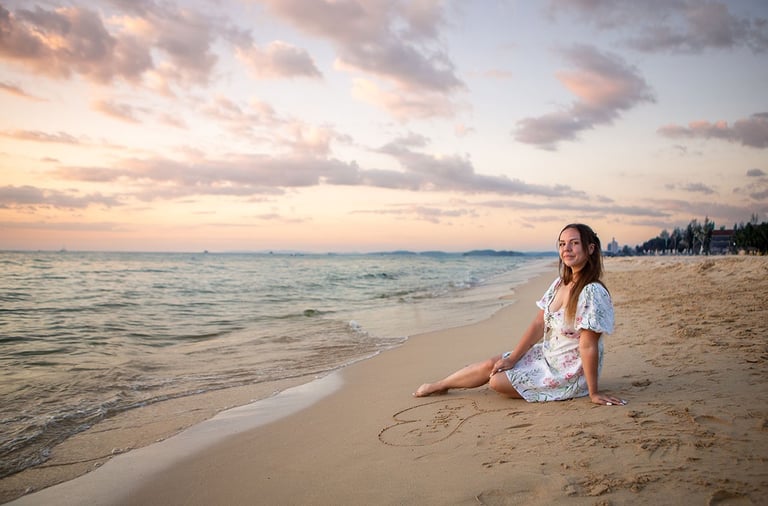 Девушка на пляже Radisson Blu Resort Phu Quoc