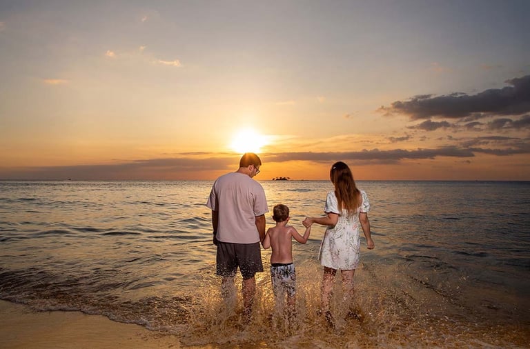 Семейная фотосессия на фоне заката на пляже острова Фукуок