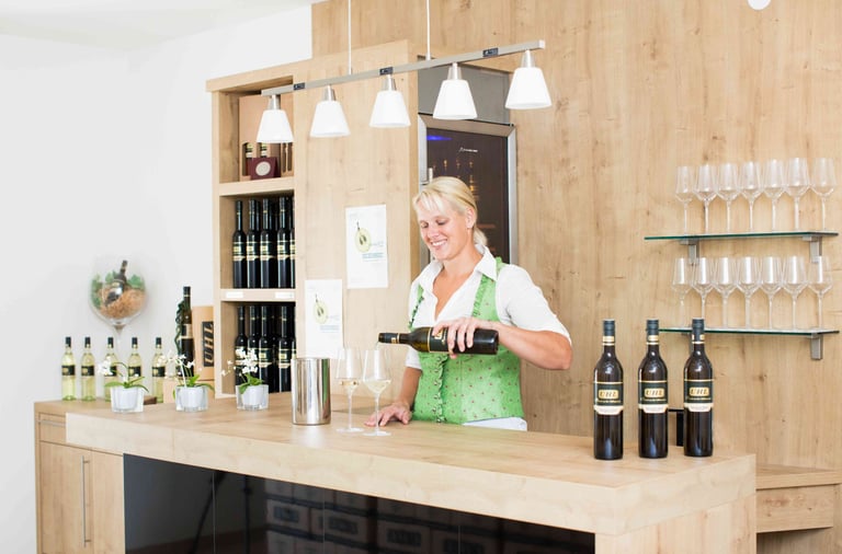 Frau die Wein einschenkt