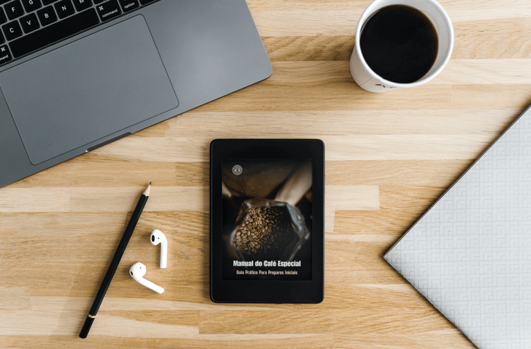 Tablet sobre a mesa exibindo o e-book Manual do Café Especial, sobre cafés especiais em curitiba