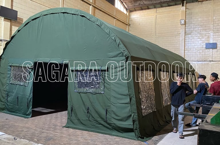 Tenda pengungsi berwarna hijau dan tahan air untuk kegiatan militer serta tempat penampungan darurat