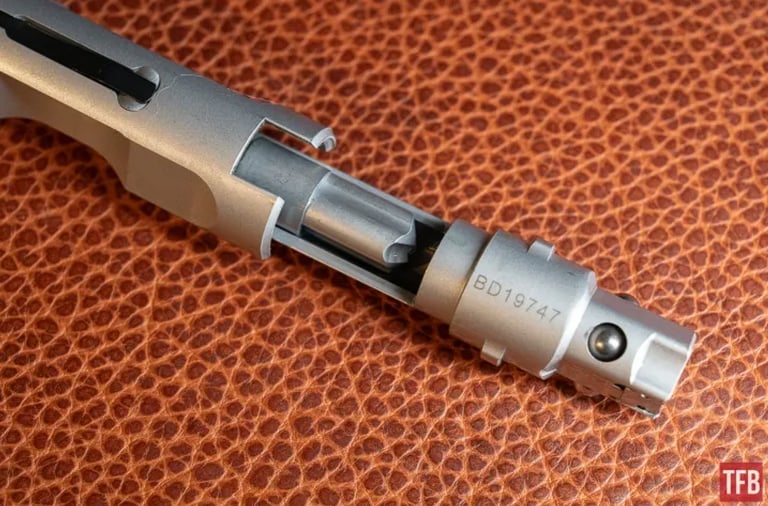 Zerlegter Mean Arms Bearing Delayed Verschluss mit eingesetztem Schlagbolzen und Verschlusskopf