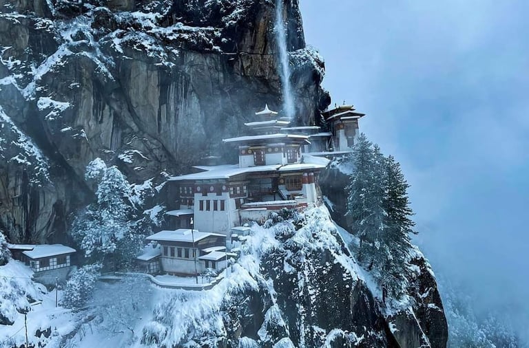 tiger-s_nest_monastery_in_paro_valley_drapped_in_snow_during_winter_month