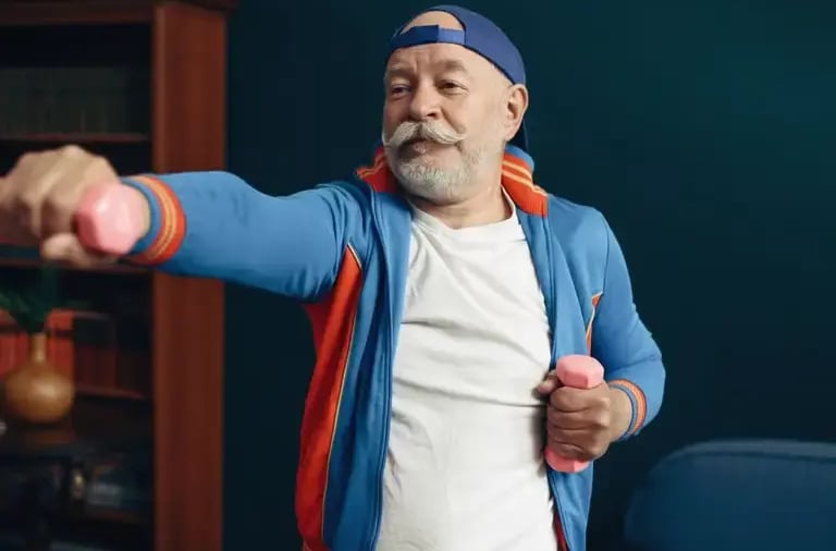 Treino para idoso de fortalecimento muscular com um personal trainer na sua casa