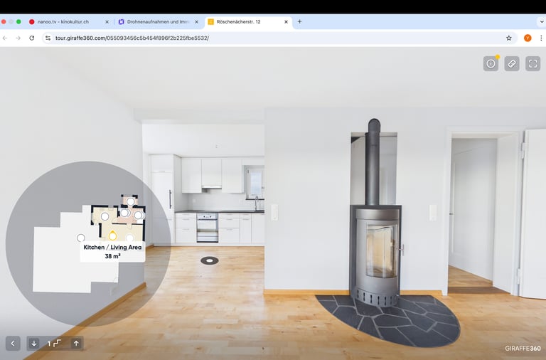 Heller Wohnraum mit Küche und Kamin sowie digitalem Grundriss-Overlay zur Immobilienvisualisierung.