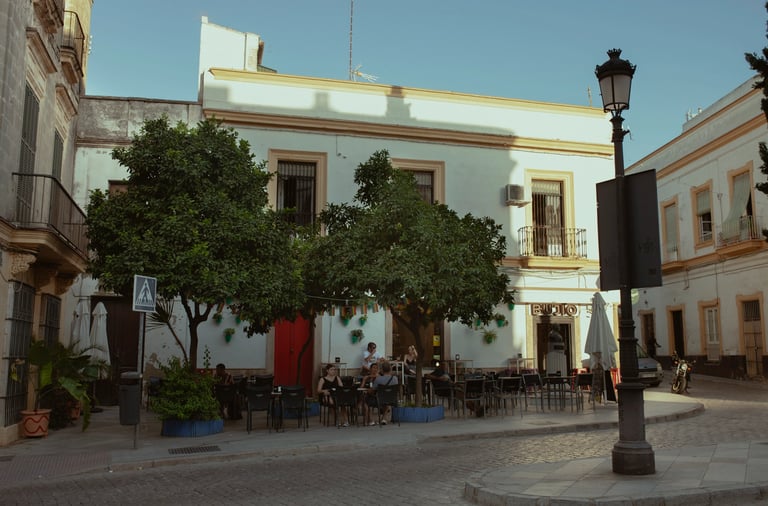 Una ciudad perfecta para disfrutar de una tarde con amigos o hacer turismo entre sus calles llenas de naranjos.