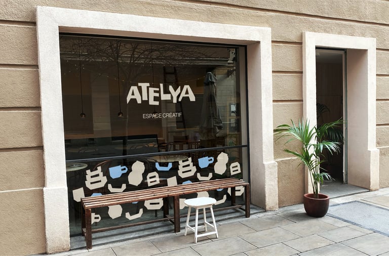 Déclinaison de l'identité visuelle pour Atelya, espace créatif et café par Tuuk studio