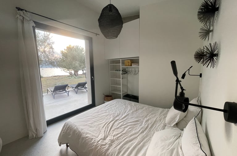 Villa Port Olivier - Villa bord de mer, les pieds dans l'eau, à louer sur l’île grecque de Lesbos