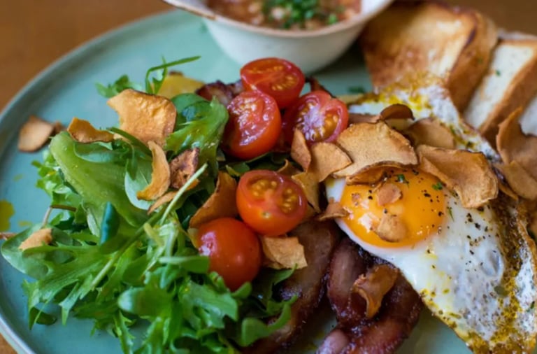 Alimentos saudáveis ovos, tomate cereja, recula