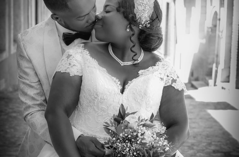 couple à Châteaudun embrasser avec tendresse