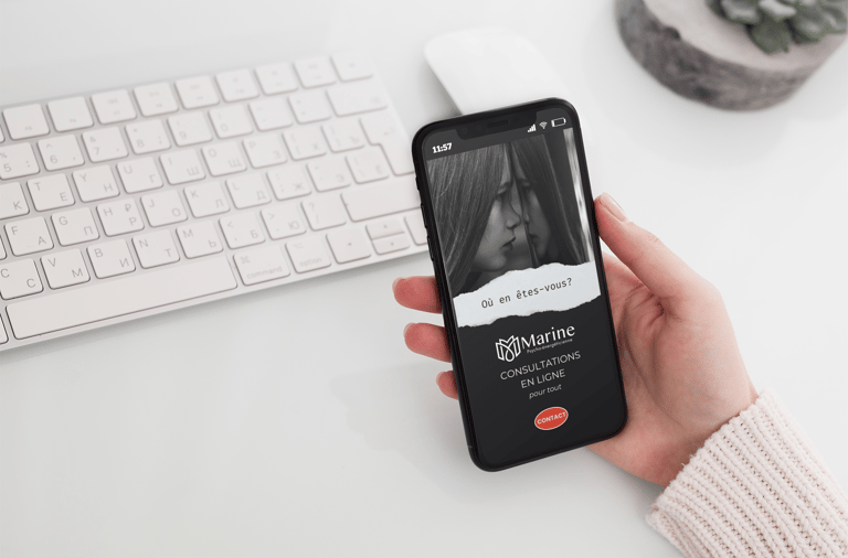 Smartphone affichant un site web de thérapie bien-être pour une consultation en ligne.
