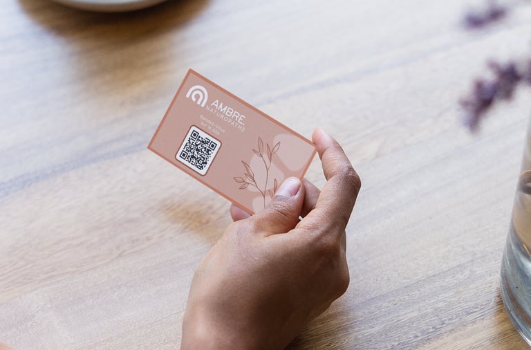 Carte de visite rose moderne avec un QR code pour naturopathe thérapeute holistique.