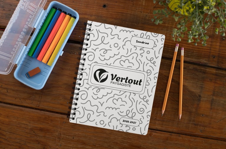 Papeterie de bureau personnalisé avec un logo de paysagiste sur un bureau en bois.