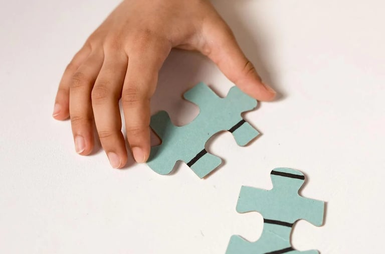 main qui fait un puzzle