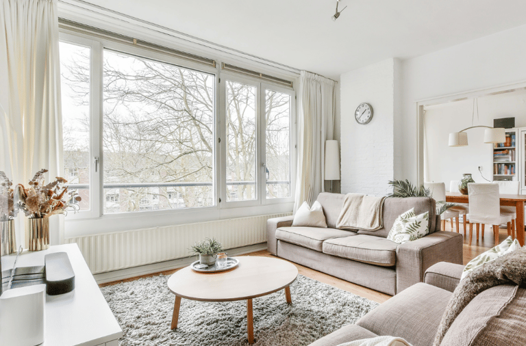 Salon propre et bien rangé