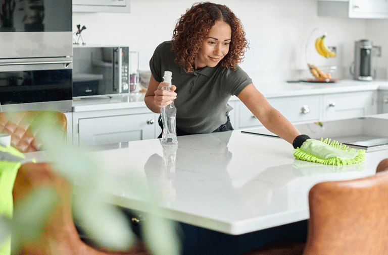 Équipe de nettoyage en train de nettoyer une maison