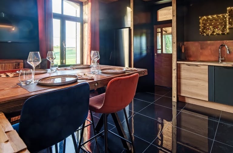 diner aux chandelles dans cuisine style bistrot chic