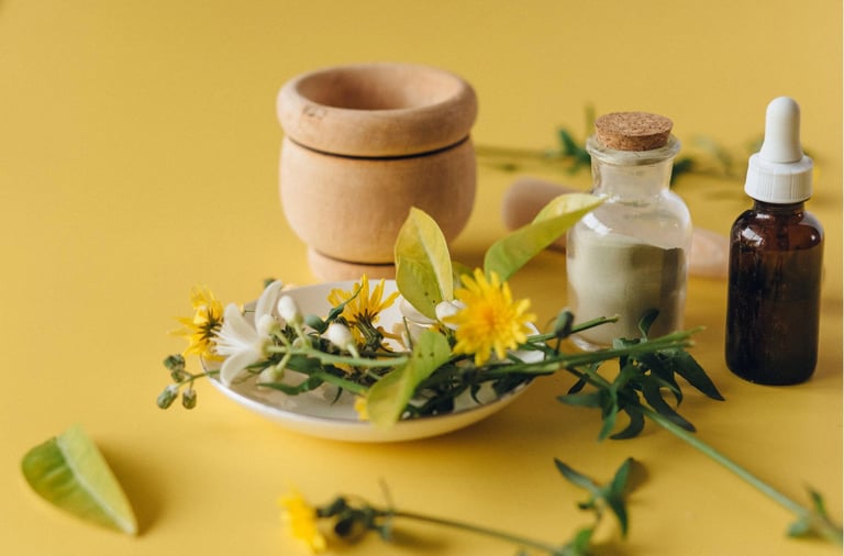des fleurs et un flacon d'huiles essentielles