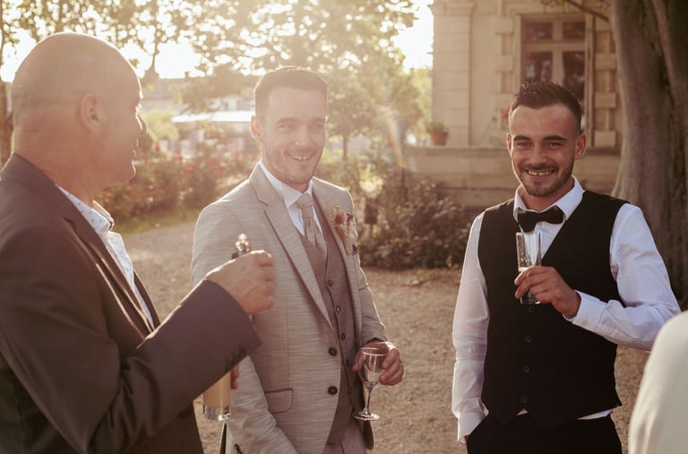 le marié et ses amis lors du vin d'honneur