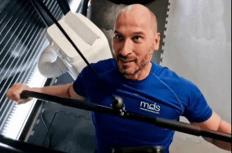 Treino presencial em braga com um personal trainer, aluno puxando barra