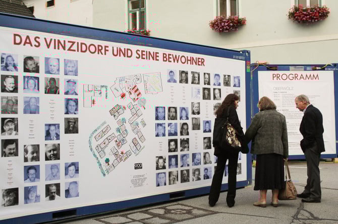 Besucher erkunden die Außenanlage der mobilen Ausstellung "Aus weg los!".