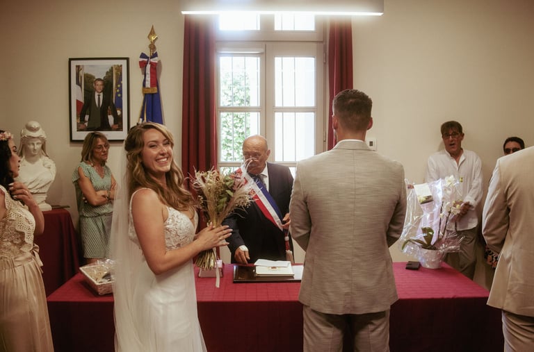 sourire de la mariée lors de la cérémonie officielle à la marie face au maire