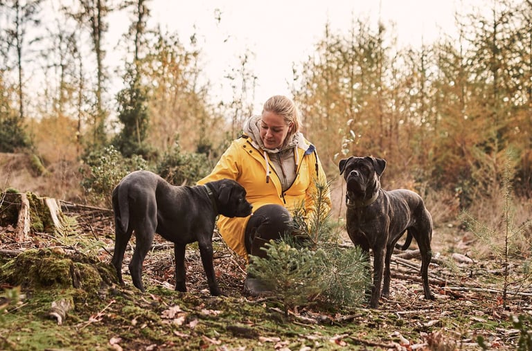 Katja beim Fotoshooting im Wald mit ihren Hunden