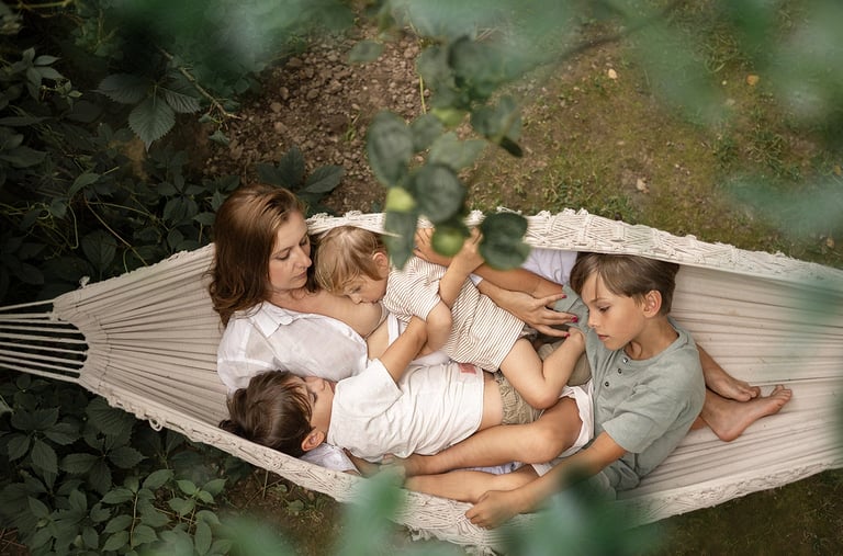 Sesja karmiąca rodzine kadry pełne czułości Bielsko Biała