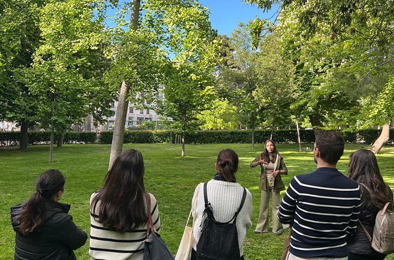 Grupo de una empresa haciendo una ruta privada y aprendiendo acerca de la botánica